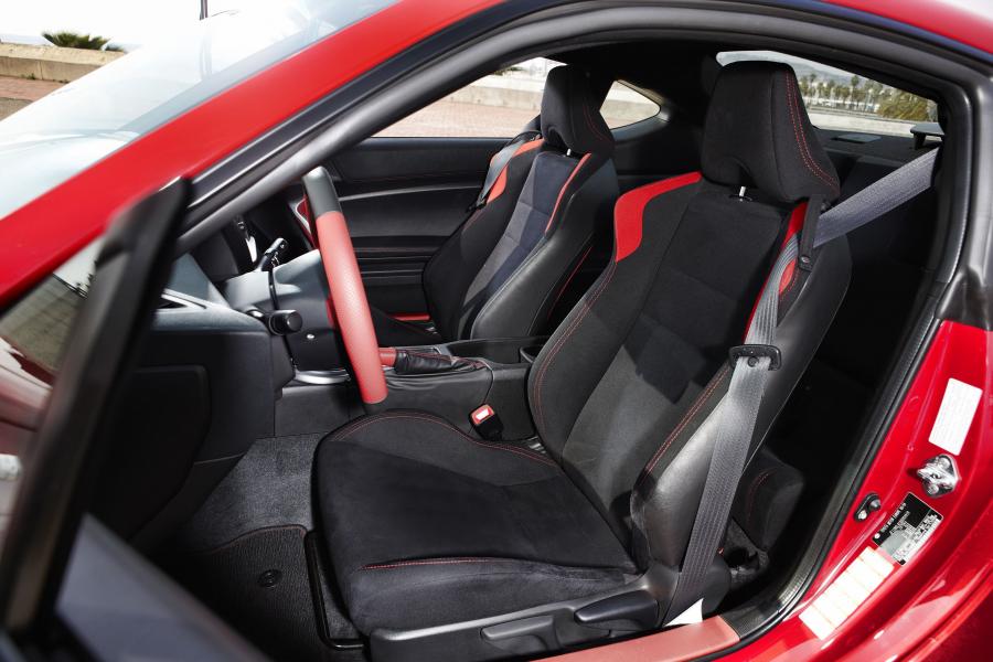  Toyota GT 86 2012 года  (фото 42 из 106)